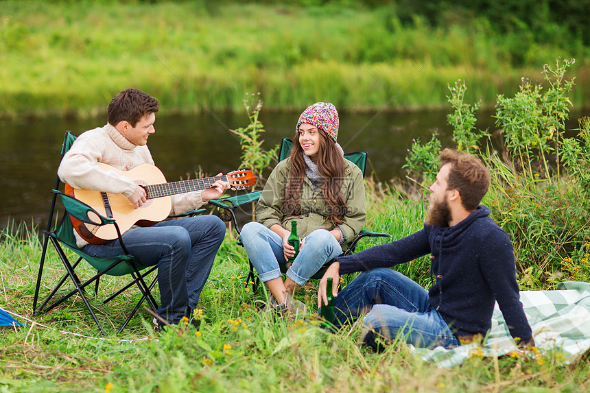 ‘~冒险,旅行,旅游人的群微笑的游客露营时弹吉他喝啤酒  ~’ 的图片