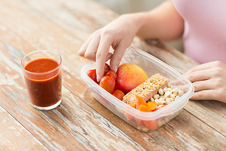 密切妇女的手与食品塑料容器新鲜番茄汁家里厨房图片