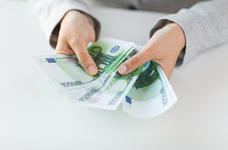商业,金融,储蓄,银行人的密切妇女的手计数欧元货币图片