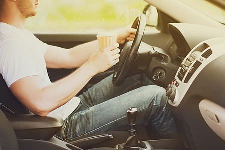 交通车辆男人边喝咖啡边开车图片