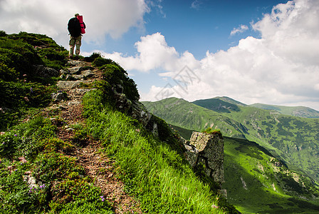 特雷弗正喀尔巴阡山脉的山峰上徒步旅行图片