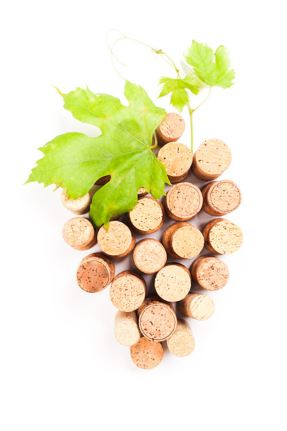 葡萄酒软木塞分离白色的葡萄形状与绿叶图片