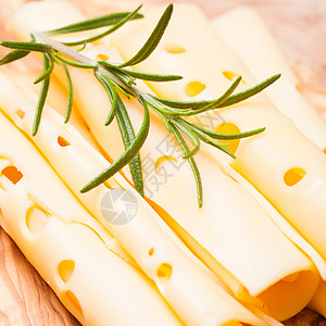 木板上的Provolidolce奶酪片高清图片