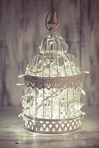 白色鸟笼里的诞灯装饰高清图片
