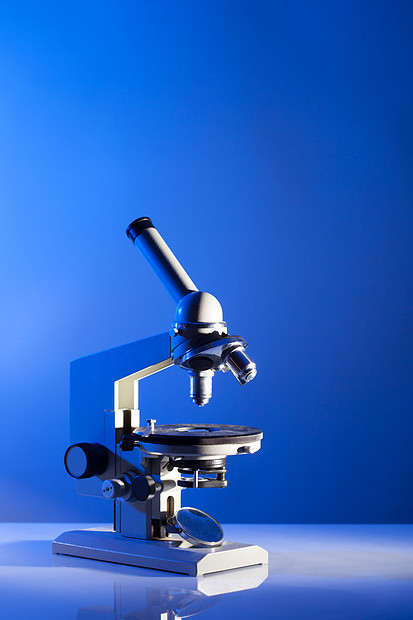 实验室用蓝光桌子上的显微镜显微镜图片