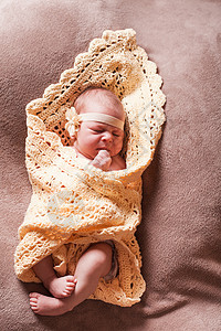 钩针毯子上的新生女婴新生婴儿图片