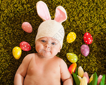 三个月的婴儿躺草地地毯上,复活节兔子复活节小兔子图片