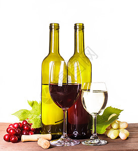 木制桌子上的瓶子璃中的红白酒酒杯里的酒图片
