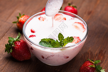 草莓酸奶放桌子上的碗里图片
