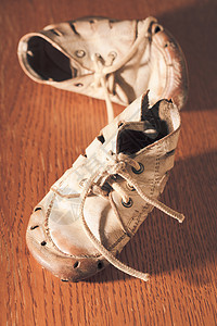 地板上破旧的婴儿鞋图片