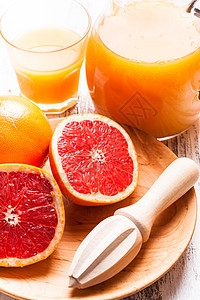 早餐柚子汁的准备带水果的木制柑橘铰刀橘汁图片