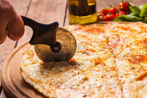 木板上的比萨饼玛格丽塔比萨饼切割机披萨玛格丽塔图片
