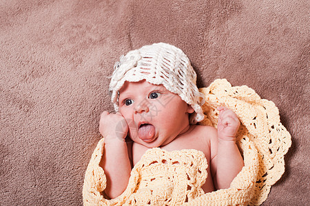 钩针毯子上的新生女婴刚出生的女婴图片