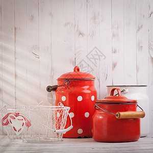 红色白色老式厨房用具上的白色塔贝图片