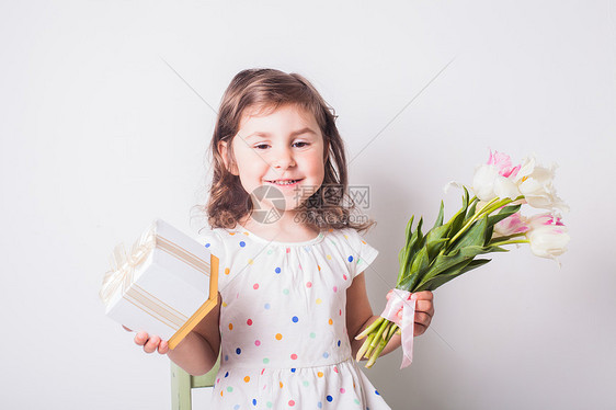 小女孩带郁金香盒子给妈妈送礼物图片