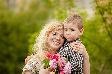 一束鲜花妈妈带着儿子鲜花参加母亲节背景