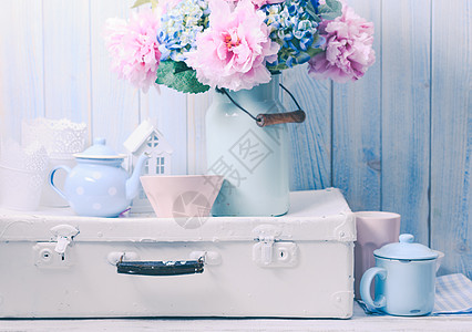 复古花瓶蓝色复古罐上的花白色复古袋厨房陶器上背景