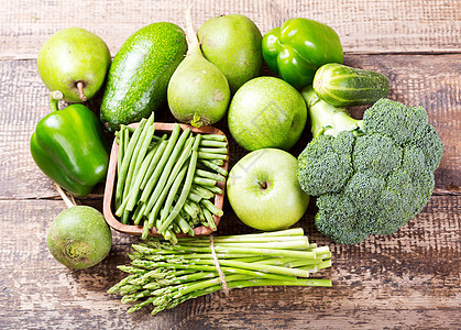 木制背景上的绿色水果蔬菜图片
