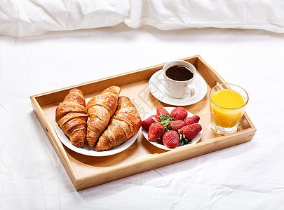 早餐床上加咖啡牛角包草莓果汁图片