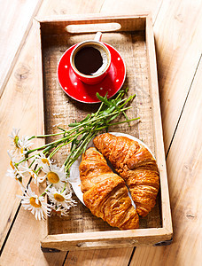 早餐托盘,木桌上牛角包咖啡雏菊花图片