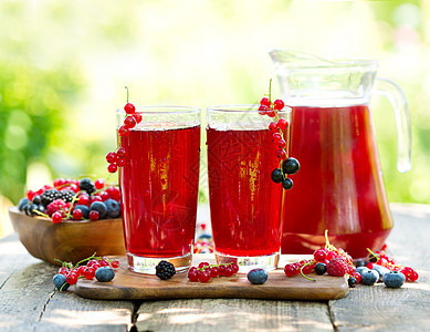 杯新鲜水果饮料,木制桌子上新鲜浆果图片