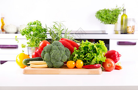 厨房桌子上的新鲜蔬菜图片