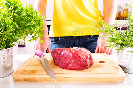厨房的木板上刀的生肉图片
