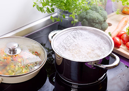 厨房里的炊具上锅沸水意大利图片