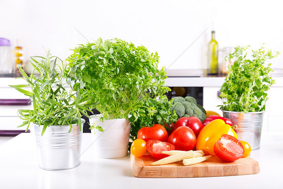 厨房桌子上的新鲜蔬菜图片