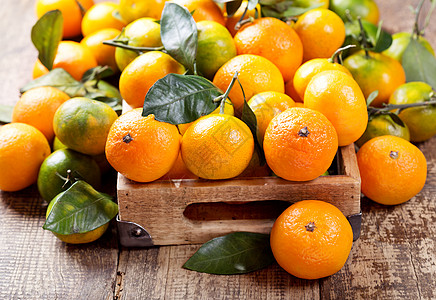 木箱里新鲜的橘子水果图片