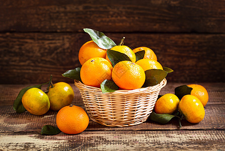 新鲜的橘子水果,木桌上叶子图片