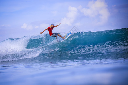 冲浪者惊人的蓝色波浪,巴厘岛高清图片