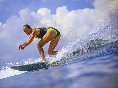 冲浪女孩惊人的蓝色波浪,巴厘岛图片