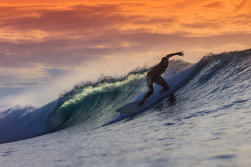 冲浪者日落时分,巴厘岛图片