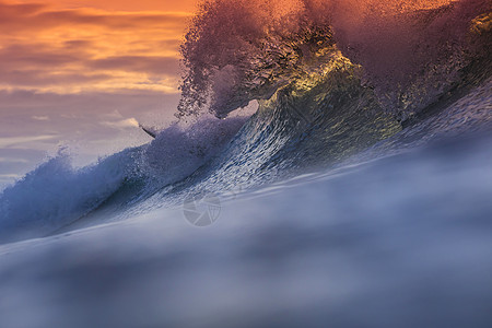 彩色海浪日落时飘来图片