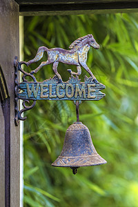 金属标志欢迎门上与马雕塑图片