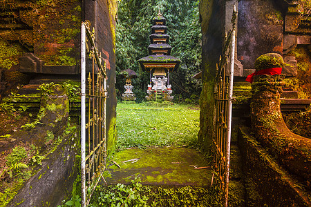 印度尼西亚乌布德附近丛林中的传统印度教巴厘岛寺庙图片
