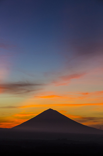 火山日出时间,巴厘岛,印度尼西亚图片