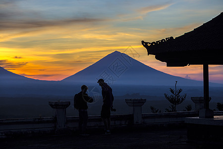 日出时以火山为背景的人,巴厘岛,印度尼西亚图片