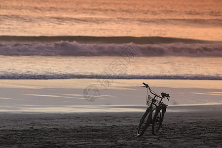 印度尼西亚巴厘岛黄昏海滩上辆自行车的轮廓图片