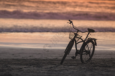印度尼西亚巴厘岛黄昏海滩上辆自行车的轮廓图片