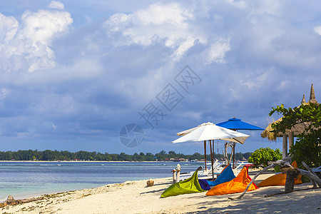 印度尼西亚吉利岛的热带海岸线白沙滩图片