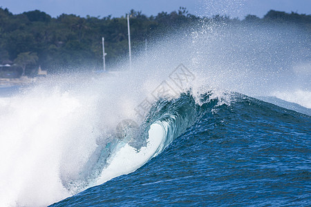 印度尼西亚伦邦干岛附近的史诗海蓝波图片