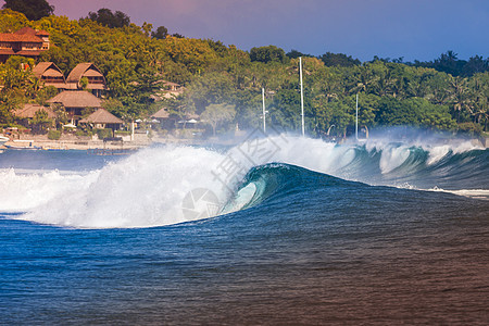 印度尼西亚伦邦干岛附近的史诗海蓝波图片
