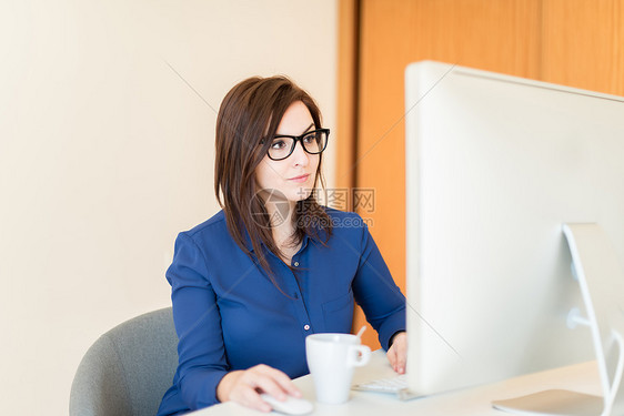 女人在办公室用台式电脑图片