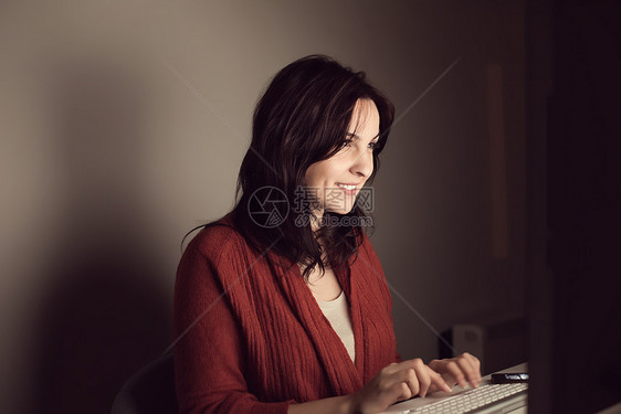 女人晚上网上聊天图片