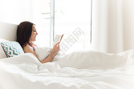 早上女人在床上看书图片