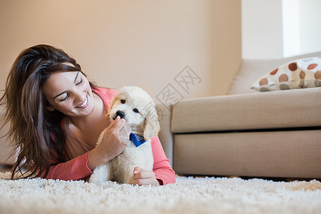 女人和小狗躺地板上图片