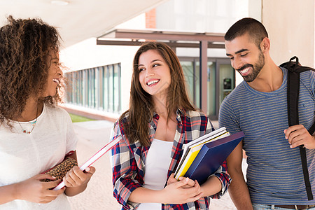 大学校园里的学生图片