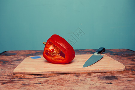 砧板上的红辣椒和刀子图片
